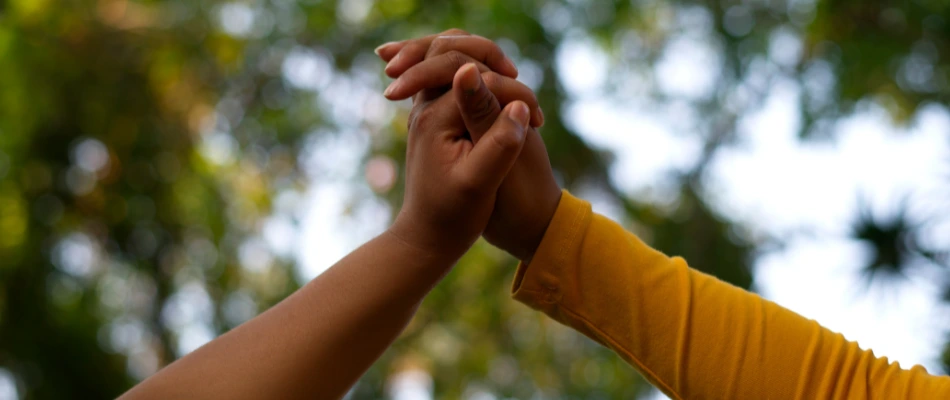 Esta imagen significan manos que se sostienen, se unen y alían para transformar vidas.