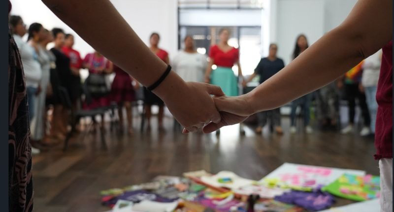 La Escuelita por la Justicia Climática Feminista es un proyecto enfocado en fortalecer el trabajo y la protección de las mujeres defensoras de la tierra y el medioambiente a nivel regional, a través de la formación y la incidencia política con enfoque de género.